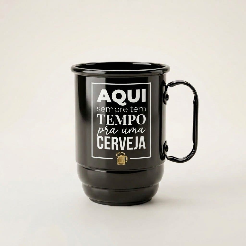 Caneca de alumínio preta com a frase Aqui sempre tem tempo pra uma cerveja