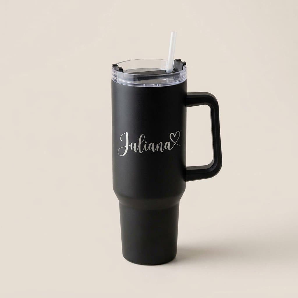 Copo térmico preto gravado a laser com o nome Juliana
