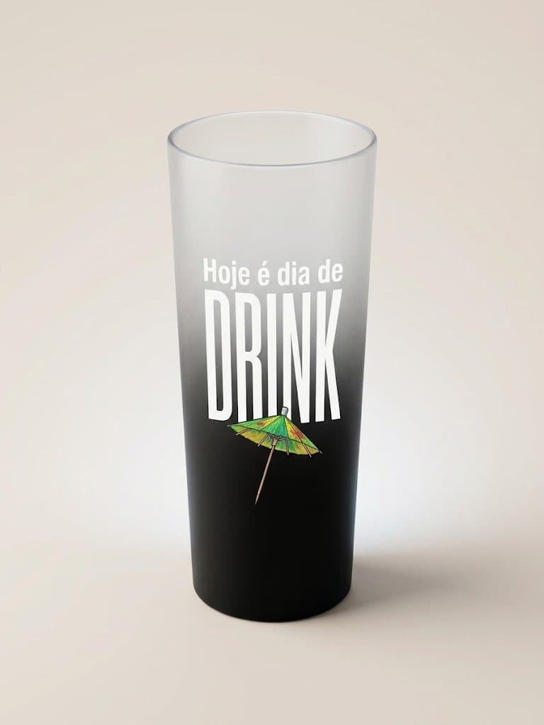 Copo long drink degradê preto com a frase Hoje é dia de drink