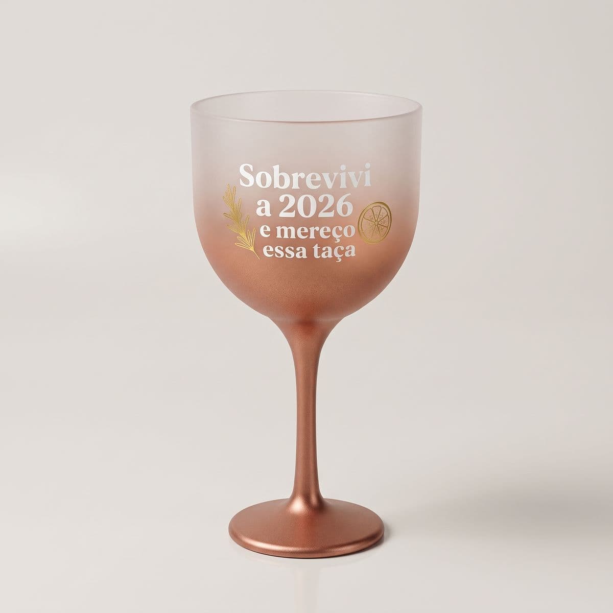 Taça de gin cobre com a frase Sobrevivi a 2026 e mereço essa taça