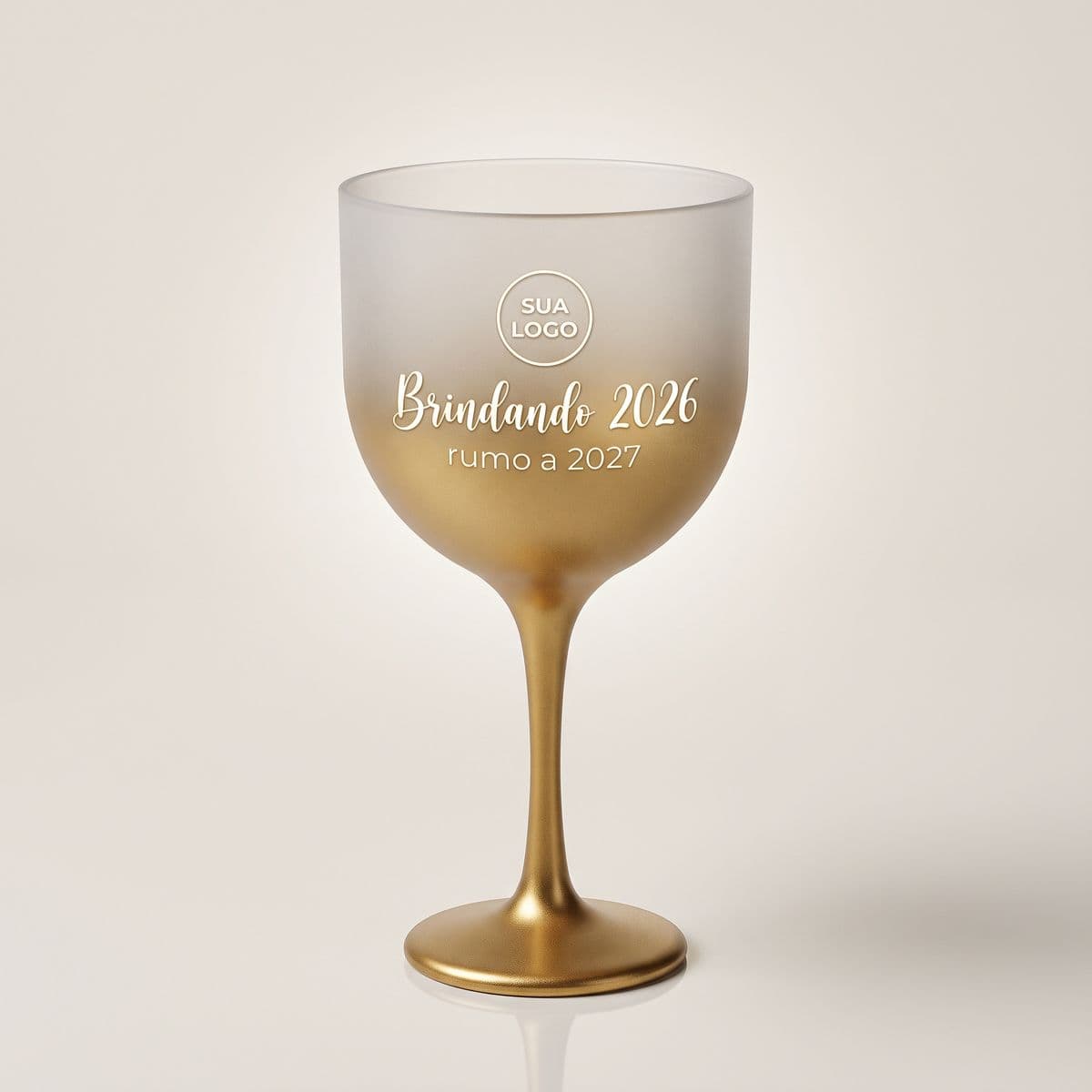 Taça de gin dourada com logo de empresa e Brindando 2026