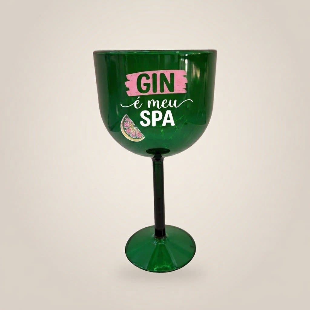 Taça de gin verde com a frase Gin é meu spa