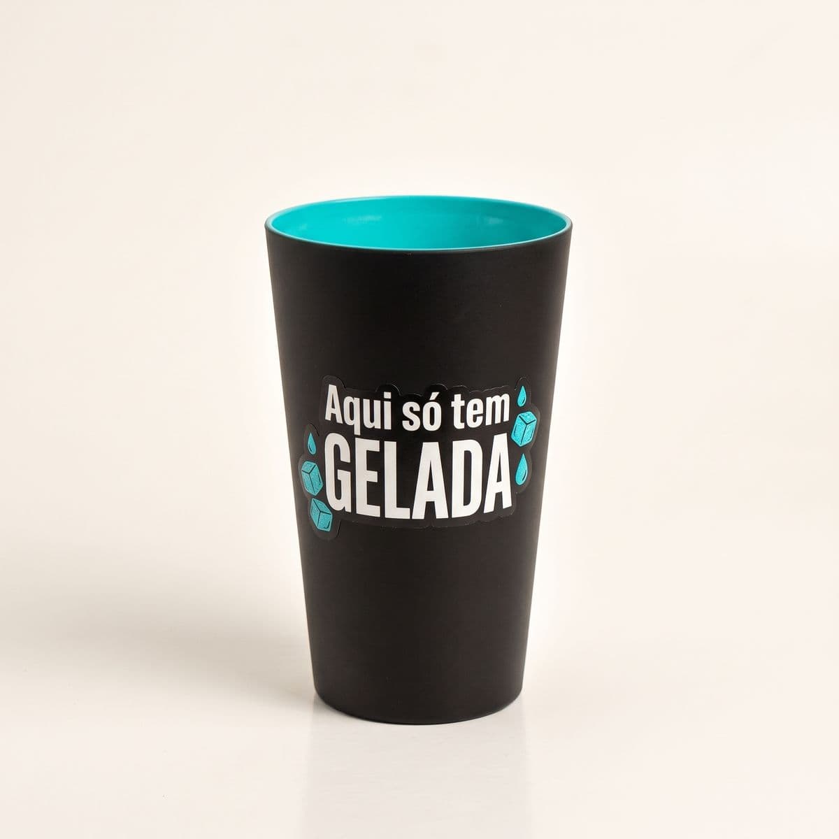 Copo twister preto com a frase Aqui só tem gelada