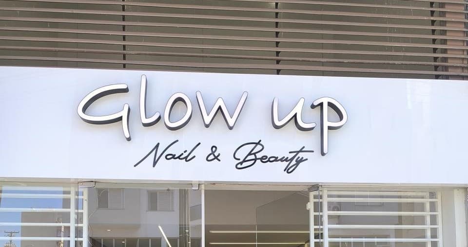 Fachada Glowup instalada
