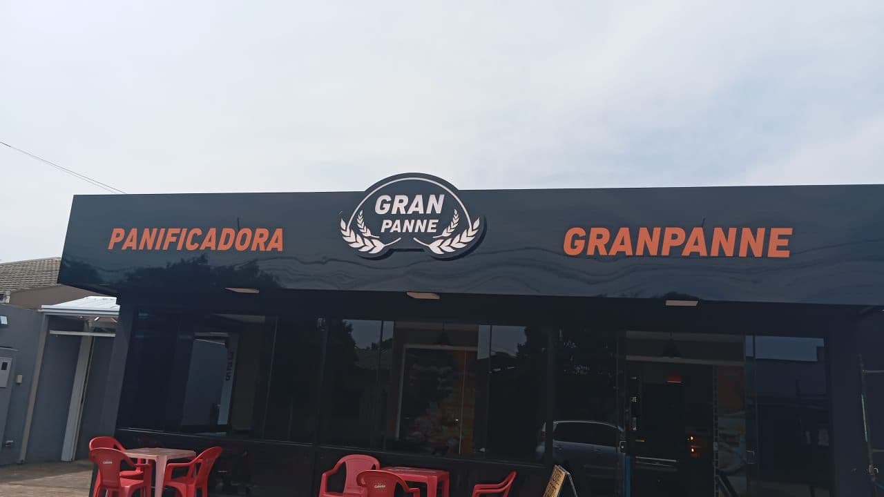 Fachada com letra caixa iluminada — Tazza